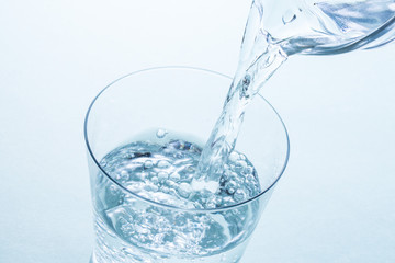 尿酸値には水分補給が大切